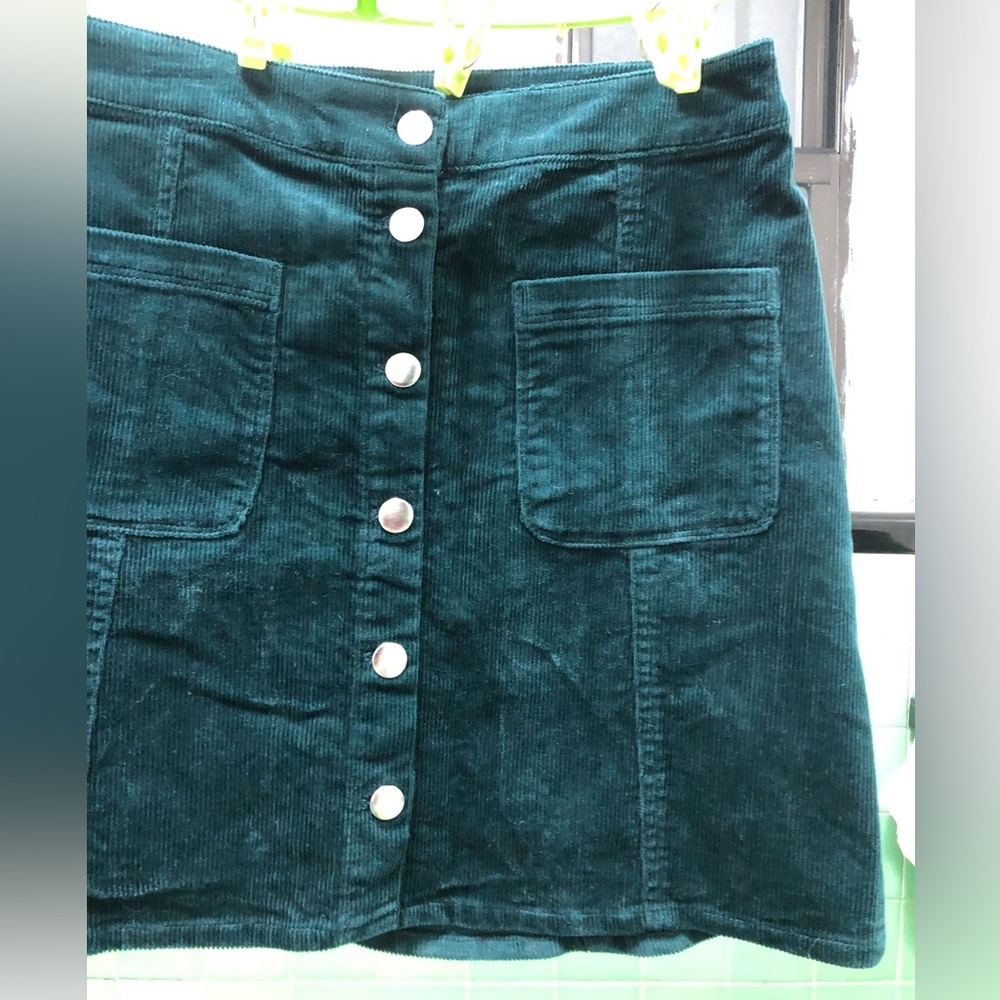 Features:Button Front
2 side pockets